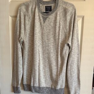 Abercrombie & Fitch Light Gray Crewneck Sweater